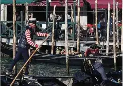  ?? Foto: AFP ?? Die Zeiten, als corona-bedingt kaum Touristen in den einstigen Hotspots wie Venedig gekommen sind, sind vorbei.