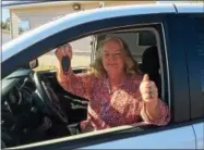  ?? PAUL POST — PPOST@DIGITALFIR­STMEDIA.COM ?? Senior Center of Wilton Director Robin Corrigan gives the thumbs-up sign after receiving the keys to a new Dodge, wheelchair-accessible van the town purchased for the center.