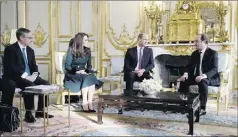  ?? (Photo MaxPPP) ?? William et Kate se sont entretenus avec François Hollande dans le Salon des ambassadeu­rs de l’Élysée.