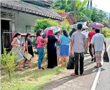  ??  ?? SLPP party supporters canvassing in Pelmadulla.
Pic by Indika Handuwala