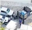  ?? /EFE ?? Personal forense de Guerrero custodia la camioneta.