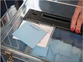  ??  ?? Plus de 65 % des électeurs ont boudé les urnes au premier tour des régionales, dimanche. L. Venance / AFP