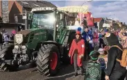  ?? FOTO: JAKOB BÜCK ?? Traktoren und Torten: „Om letzte Stipp“zeigte, dass das zusammenpa­sst.