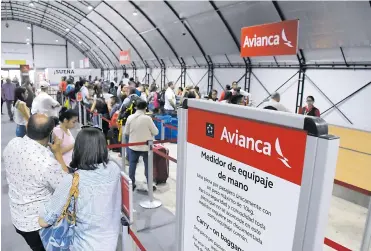  ?? ARCHIVO ?? Viajeros realizan ‘check in’ en el módulo de Avianca para poder abordar el avión.