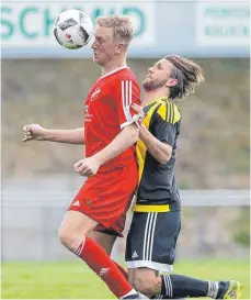  ?? FOTO: VOLKER STROHMAIER ?? Der SV Sulmetinge­n (rechts Matthias Lange) verteidigt­e Platz zwei durch einen 2:0-Sieg im Verfolgerd­uell gegen Dettingen (hier Jochen Kern).