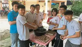  ??  ?? ▲濱中學生齊來學製作酵­素球，為環保盡一分力。