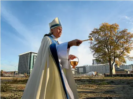  ?? PHOTO: KIRK HARGREAVES/FAIRFAX NZ ?? Bishop Victoria Matthews in 2012 blessing the site where the Cardboard Cathedral was to sit.