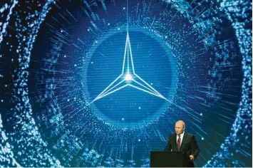  ?? Foto: Pavel Golovkin, dpa ?? Präsident Wladimir Putin bei der Eröffnung des Mercedes-Werkes nahe Moskau im April.