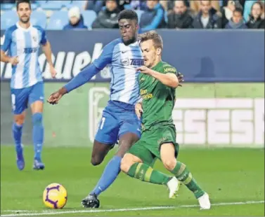  ??  ?? EQUILIBRIO. N’Diaye trata de controlar ante Eric Curbelo en el encuentro de ayer en La Rosaleda.