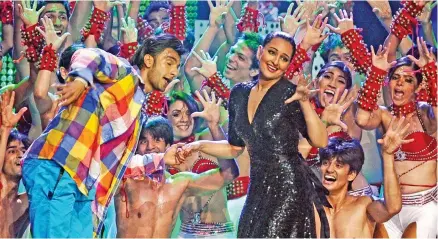  ??  ?? Sonakshi Sinha and actor Ranbir Singh dance during 2011 Internatio­nal Indian Film Academy awards at the Rogers Centre in Toronto.