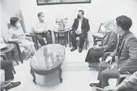  ??  ?? BINCANG: Tiong (dua kiri) berbincang dengan Peter (tengah) dalam sesi kunjungan hormat ke Asia Times.