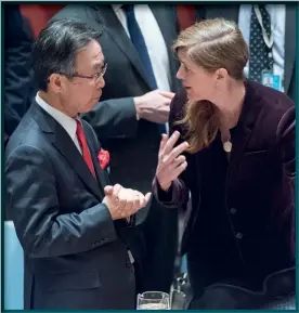  ??  ?? Photo ci-contre :
Le représenta­nt permanent du Japon, Motohide Yoshikawa, discutant, avec la représenta­nte des États-Unis Samantha Power, des sanctions à appliquer à la Corée du Nord au siège de l’ONU à New York en mars 2016. En 2018, le Japon a passé au total 22 ans cumulés en tant que membre non permanent du Conseil de sécurité, soit la plus longue durée parmi les membres non permanents, devant le Brésil et l’Argentine. (© UN/Mark Garten).
