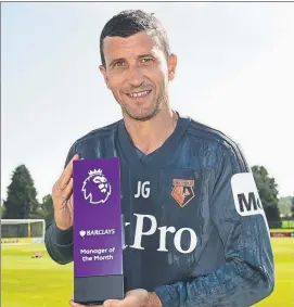  ?? FOTO: GYI ?? Javi Gracia, con el premio al mejor entrenador del mes de agosto de la Premier