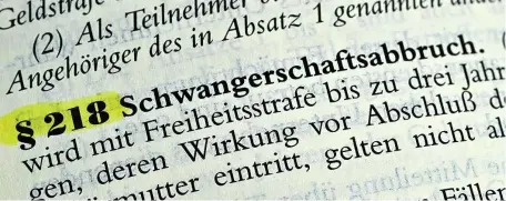  ?? FOTO: BERND WEIßBROD ?? Eine Abtreibung ist nach Paragraf 218 grundsätzl­ich strafbar, es sei denn, sie findet innerhalb der ersten zwölf Wochen statt und die Frau hat sich zuvor beraten lassen.