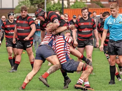  ?? Ian Moss ?? ● All eyes are on hooker Ben Mercer who is wrapped up by two defenders