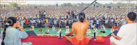  ?? HT PHOTO ?? Chief minister Vasundhara Raje (left) and yoga guru Ramdev (centre) perform asanas at an event in Kota on Thursday.