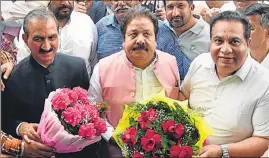  ?? KESHAV SINGH/HT ?? From left: Himachal CM Sukhvinder Singh Sukhu and party’s state in-charge Rajiv Shukla arriving in Chandigarh for the poll strategy meeting on Wednesday.