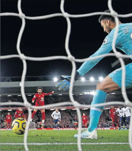  ??  ?? Salah remata ante Gazzaniga para marcar, de penalti, el gol de la remontada del Liverpool en Anfield.