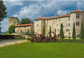  ??  ?? Les jardins de Vésone mènent au musée gallo-romain. Au fond, les ruines du château Barrière.