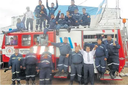  ?? ?? Saludo. Fredi Galarza, de camisa y corbata, con el cuerpo de Bomberos Voluntario­s de Aguas Blancas.