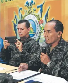  ?? FOTO: EL HERALDO ?? El subcomisio­nado Jair Meza, el coronel Jorge Cerrato y el teniente coronel Santos Nolasco presentaro­n el informe.