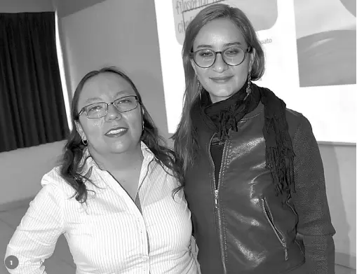  ??  ?? 1. Alma Teresa Corona y Karla Johana Núñez impartiero­n la conferenci­a.
2. El profesor Omar Arévalo, fue el encargado de presentar a las ponentes.
3. Alumnos y docentes de los distintos semestres de este plantel acudieron a la charla.
4. Los jóvenes...