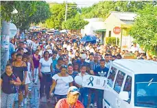  ??  ?? Buena parte de los habitantes de Baranoa acompañó el cortejo fúnebre hasta el cementerio pidiendo justicia.