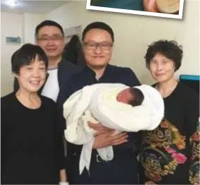  ?? FOTO RR ?? Tian Tian met zijn grootouder­s. De ouders kwamen om bij een verkeerson­geluk, maar vanwege een vruchtbaar­heidsbehan­deling had het ziekenhuis nog embryo’s van het koppel.