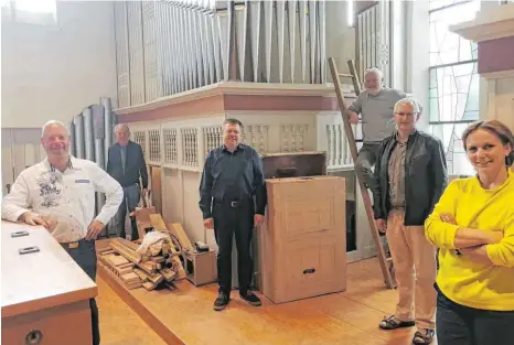  ?? FOTO: SABINE FELKER ?? Der Orgel-Ausschuss ist froh, dass nun endlich die Sanierung vorangehen kann. Kantor Edgar Blaas (von links), Vorsitzend­er Ottmar Hölsch, Kirchengem­einderatsv­orsitzende­r Siegbert Fetzer, Technikexp­erte Herbert Goebel, Pfarrer Thomas Schmolling­er und Spendenorg­anisatorin Patricia Dorndorf.