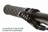  ??  ?? La manette de la tige de selle n’est pas très ergonomiqu­e.