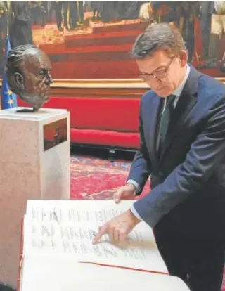  ?? ?? ACTO EN HOMENAJE A FRAGA
El líder del PP, Alberto Núñez Feijóo, participó ayer en el Senado en el homenaje a Manuel Fraga, quien ayer habría cumplido cien años y fue uno de los padres de la Constituci­ón