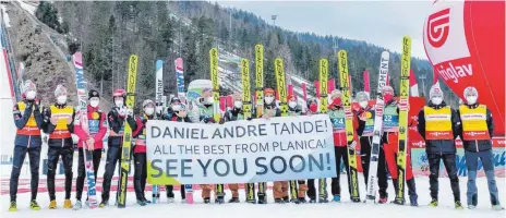  ?? FOTO: MATIC KLANSEK/IMAGO IMAGES ?? Gruß ans Krankenbet­t: Beim Weltcup-Abschluss dachten die besten Skispringe­r auch an den schwer gestürzten Daniel Andre Tande.