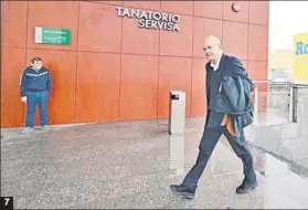  ?? ?? 1. José Antonio Barroso e Hipólito García. 2. Ignacio Moreno, secretario y amigo de Carlos Díaz. 3. El primer alcalde democrátic­o de Cádiz, ante el Ayuntamien­to. 4.Óscar Torres y José Ramón Ortega.
5. El alcalde de Cádiz, Bruno García.
6. Teófila Martínez.
7. Manuel Chaves.
8. David de la Cruz, Helena Fernández y Lola Cazalilla, ediles de AIG.