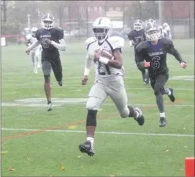  ?? Photo by Ernest A. Brown ?? Shea sophomore running back Jaylen Smith (21) scored a first-quarter touchdown in the pouring rain to help the Raiders defeat Classical, 42-14, on the road Saturday.
