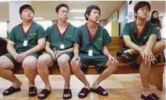  ??  ?? GAMBAR hiasan, sekumpulan lelaki menunggu untuk menjalani pemeriksaa­n kesihatan sebelum memasuki latihan ketenteraa­n di Korea Selatan. - Agensi