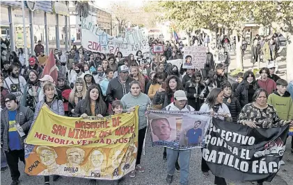  ?? FERNANDO DE LA ORDEN ?? Indignados. Vecinos y amigos se manifestar­on en Monte con cánticos y carteles.