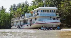  ?? Fotos: Eva Zwicknagl ?? Die Patienten im Irrawaddy Delta paddeln teilweise zu dem Ärzteschif­f, um unter sucht zu werden.