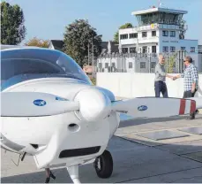  ?? FOTO: DPA ?? Pilot Michael Marny (re.) begrüßt auf dem Flugplatz in Mainz-Finthen seinen Fluggast Udo Frey vor einem einmotorig­en Leichtflug­zeug vom Typ Katana. Marny ist einer von rund 3500 Piloten, die über die Onlineplat­tform Wingly Mitflüge anbieten.