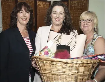  ??  ?? Baltinglas­s Golf Club lady captain Orla O,hEocha presents the Lady Captain’s prize to the winner Elaine Byrne (centre) with lady vice captain Patricia Foley alongside.