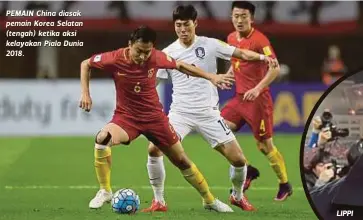  ??  ?? PEMAIN China diasak pemain Korea Selatan (tengah) ketika aksi kelayakan Piala Dunia 2018.