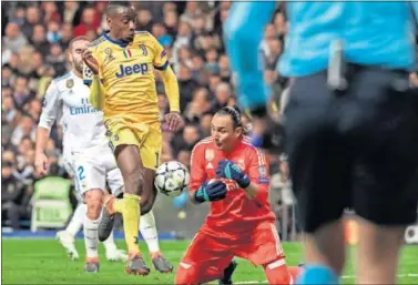  ??  ?? GRAVE ERROR. Keylor no atrapó el balón y le dejó en bandeja el gol a Matuidi.