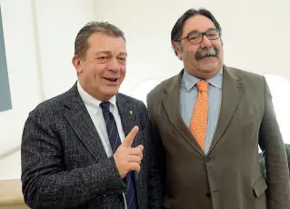  ??  ?? Dialogo Il sottosegre­tario Luca Coletto e, a destra, il professor Domenico De Leo (Foto Sartori)