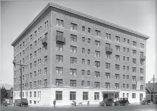  ?? VANCOUVER ARCHIVES ?? This is the Devonshire Hotel at 849 West Georgia St. when it opened as the Devonshire Apartments in 1924, looking northeast from Georgia and Hornby. The photo ran in the July 23, 1924, edition of The Sun.