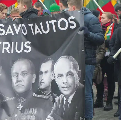  ??  ?? Διαδήλωση εθνικιστών στη Λιθουανία. «Ξέρουμε τους ήρωες του έθνους μας» γράφει το πανό πάνω από τις φωτογραφίε­ς έξι «ηρώων» που συνεργάστη­καν με τα χιτλερικά στρατεύματ­α εναντίον των Σοβιετικών