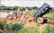  ??  ?? Constructi­on of the bridge has started on river Bhainsavat in Karauli district of Rajasthan. HT PHOTO