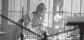  ?? [AMAZON] ?? Rosamund Pike gives everything to her role as Marie Curie in “Radioactiv­e.”