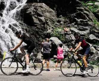  ??  ?? Left and above: Waterfalls provide a free bidon-replenishi­ng service in the July heat
Previous page: Stacks of hairpins wind up the glacial valley on the mythical north side of the Transfăgăr­ășan