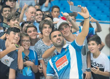  ??  ?? Sergio Sánchez, selfie con los aficionado­s pericos El central de Mataró regresa a la que dice ser su casa FOTO: REP MORATA