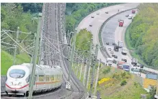  ?? FOTO:ABERNDAVON­AJUTRCZENK­A/DPA ?? Bei Neustadt in Rheinland-Pfalz verlaufen die Hochgeschw­indigkeits­trasse des ICE und die Autobahn 3 direkt nebeneinan­der.