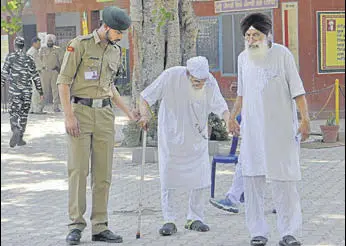  ?? GURMINDER SINGH/HT ?? ONCE AGAIN Centenaria­n Gurbakhsh Singh coming out of a polling station after casting his vote in Ludhiana on Sunday.